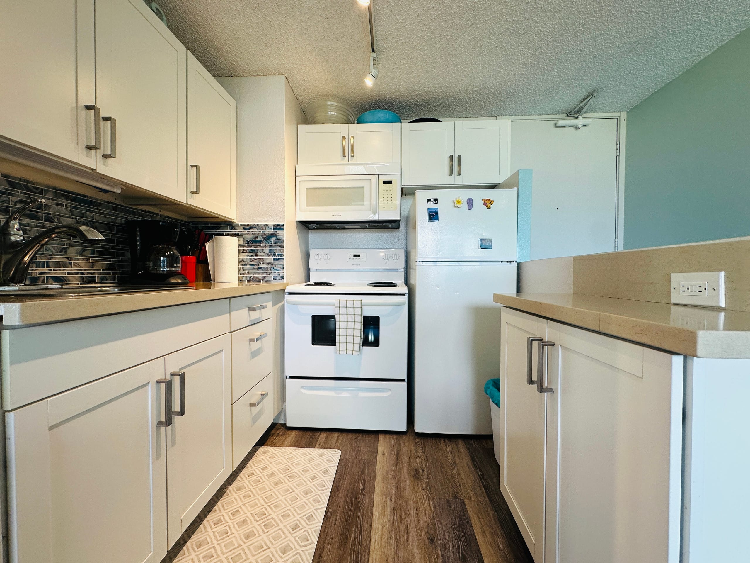 Condo in Honolulu · ★4.94 · 1 bedroom · 2 beds · 1 private bath - Image 11