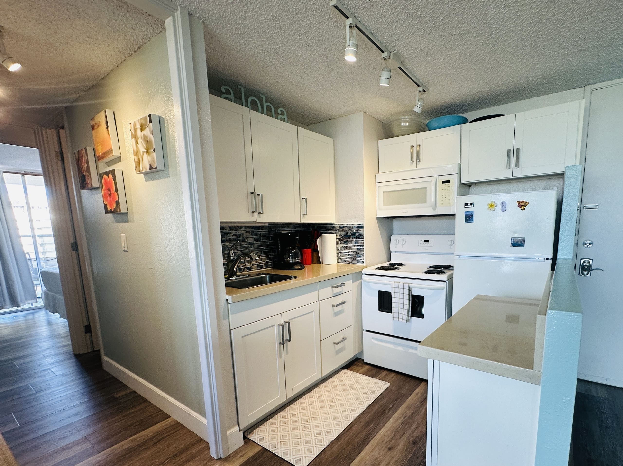 Condo in Honolulu · ★4.94 · 1 bedroom · 2 beds · 1 private bath - Image 12