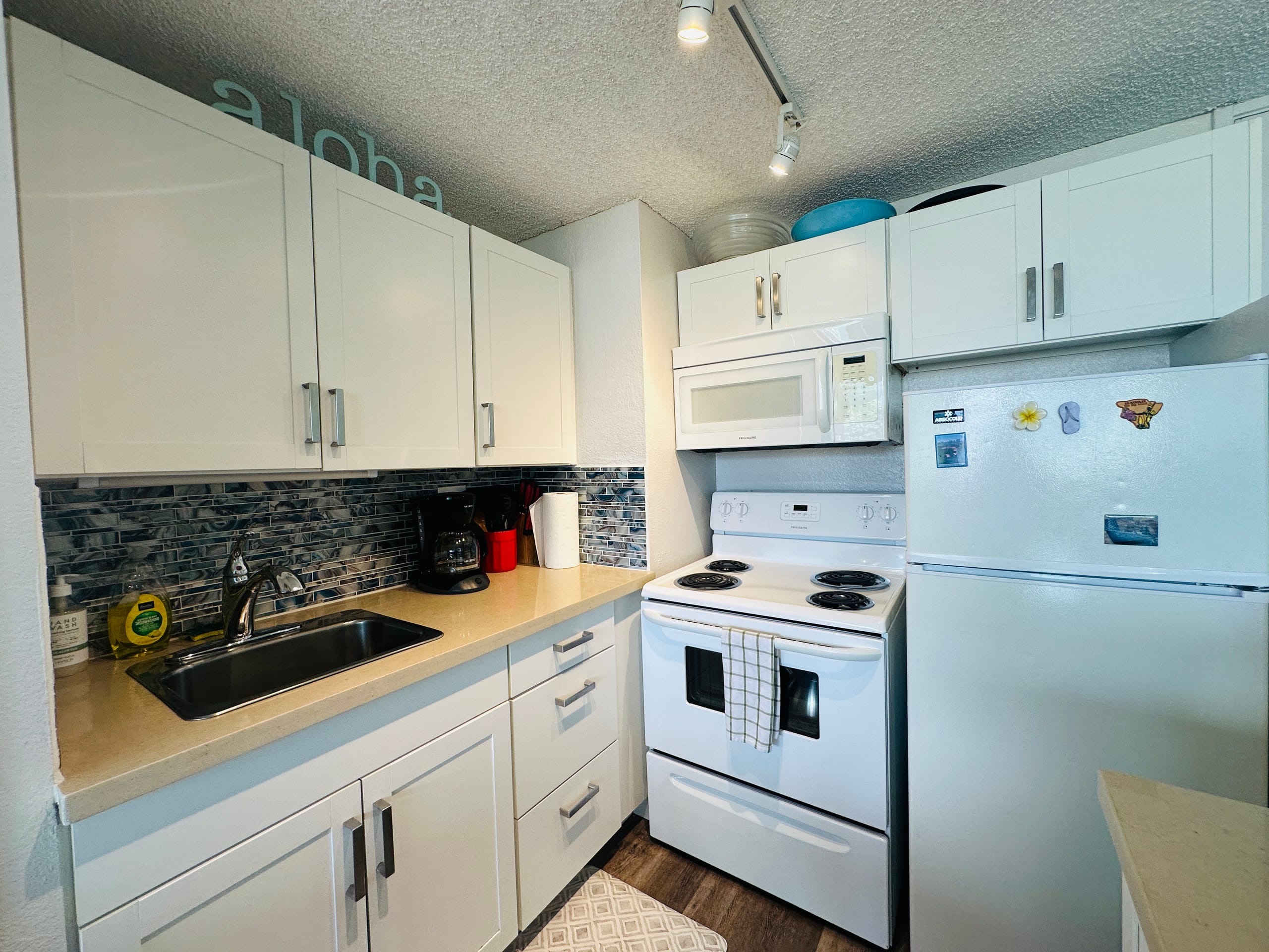 Condo in Honolulu · ★4.94 · 1 bedroom · 2 beds · 1 private bath - Image 10