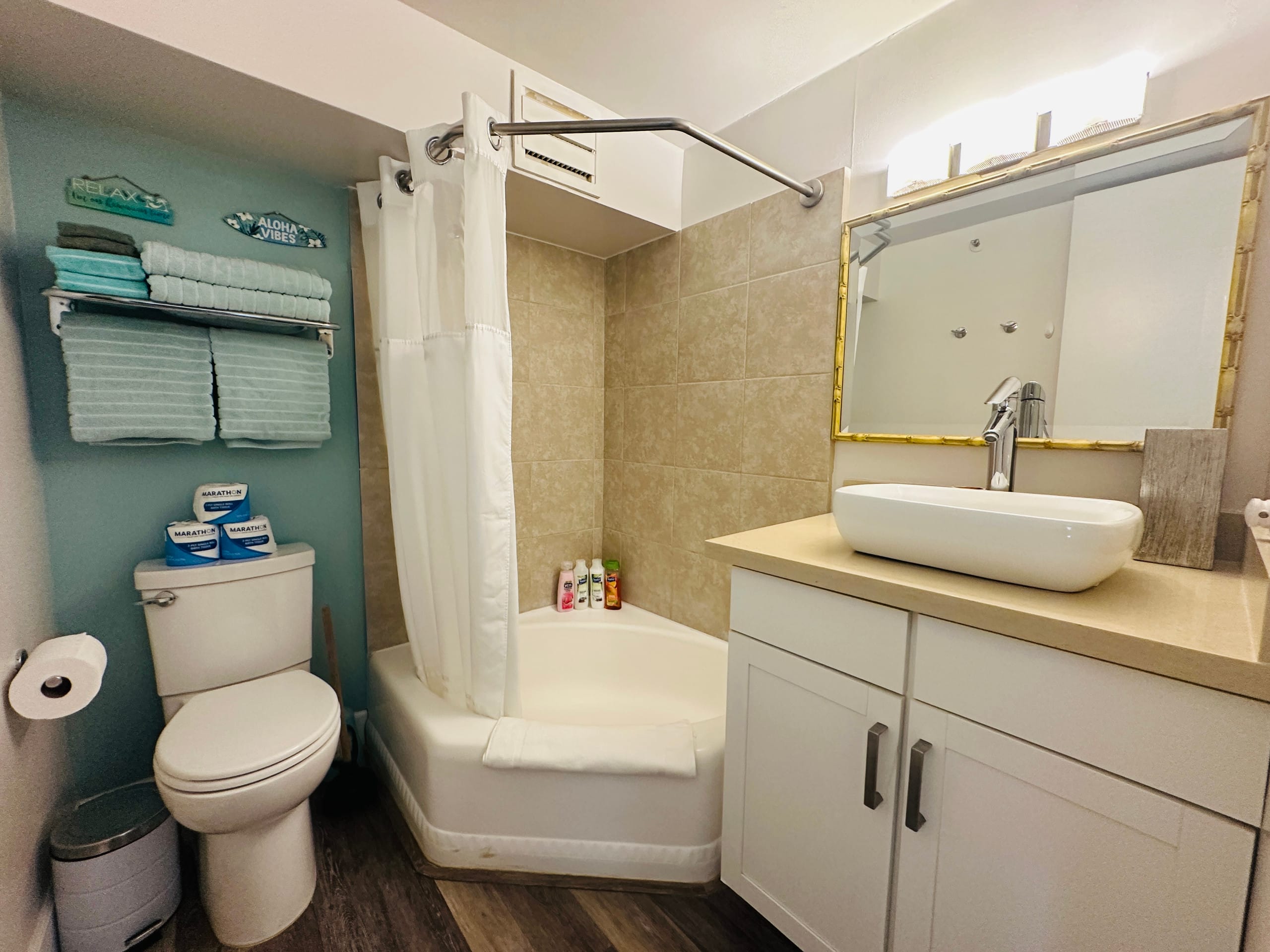 Condo in Honolulu · ★4.94 · 1 bedroom · 2 beds · 1 private bath - Image 19