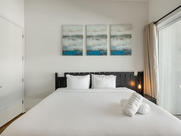 Ghorofa ya 2: Chumba cha 2 cha kulala kilicho na Kitanda aina ya King, Televisheni mahiri, Roshani ya Kujitegemea na bafu la malazi.