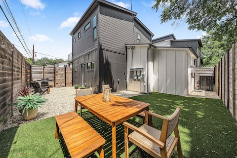 Top performing Airbnb: Dog-Friendly Home Near South Congress & Fire Pit in South Manchaca