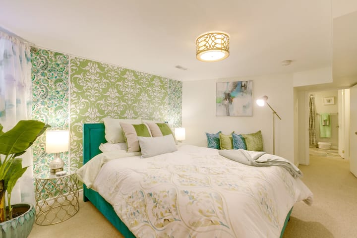 Сопствен кадифен кревет, удобен душек од мемори пена, луксузна памучна постелнина и хипоалергенски јоргани,  како цврсти, така и меки перници ви овозможуваат добар ноќен сон во радосната спална соба на долниот кат  