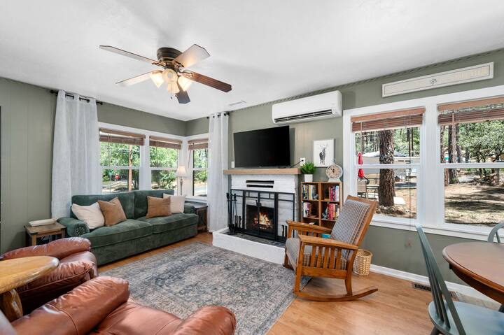 Acogedora sala con chimenea, TV inteligente y wifi rápido