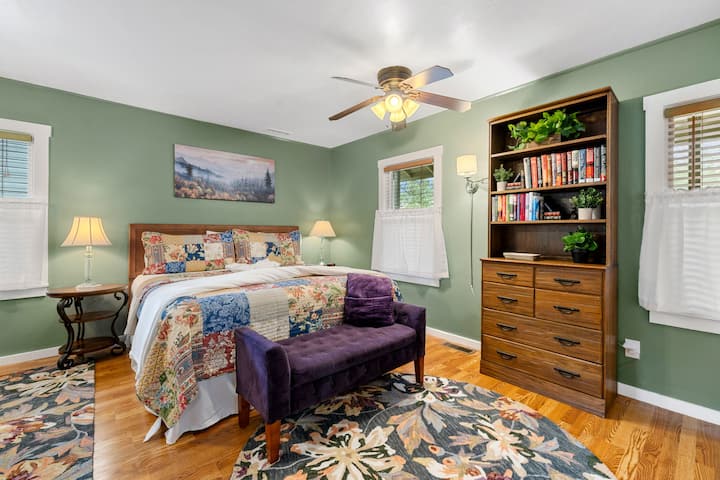 Relájate en este espacioso refugio después de explorar el centro de Prescott