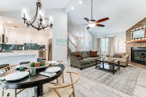 ~ 1 Mi to Dtwn Alpharetta: Home w/ Screened Porch!