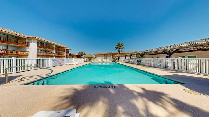 Shared Pool, Boardwalk To Beach, Charcoal Grills - Port Aransas, TX