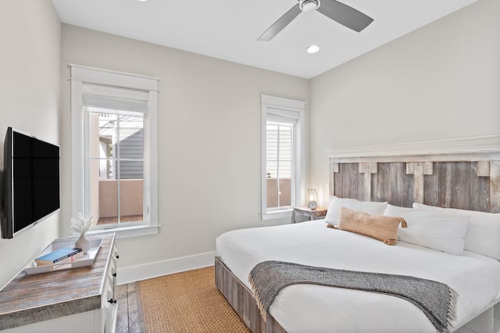 ห้องนอนที่ 2 มีเตียงคิงไซส์ ทีวี และห้องน้ำในตัว (ชั้น 1)