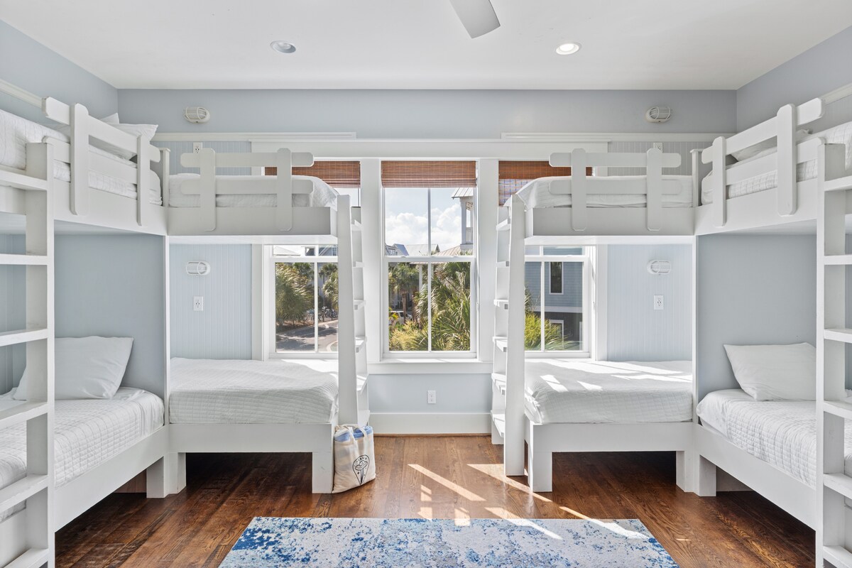 Chumba cha 5 cha kulala kina seti 4 za vitanda viwili vya ghorofa. (ghorofa ya 2)