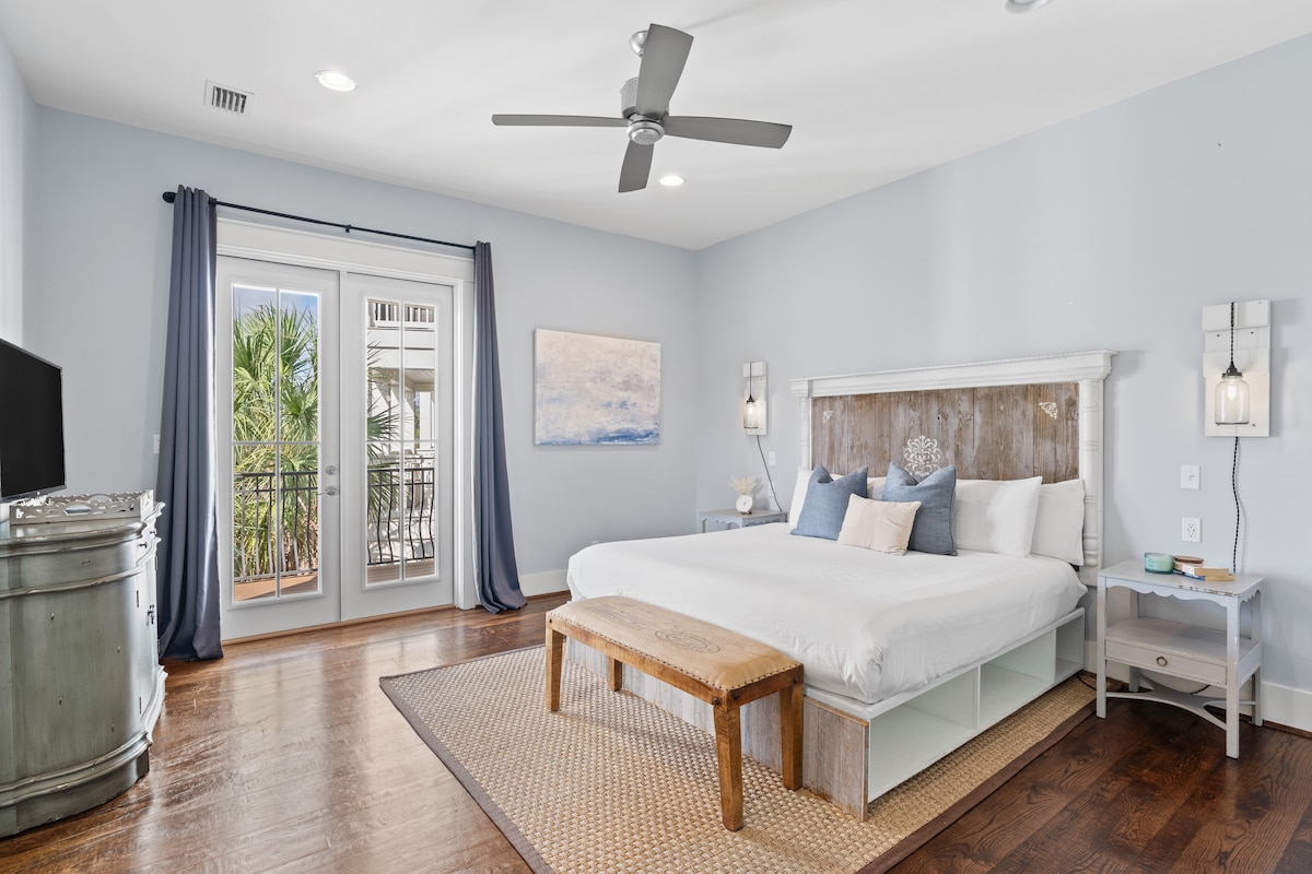 Chumba cha kulala cha msingi (Chumba cha 4 cha kulala) kina kitanda cha kifalme, runinga, roshani ya kujitegemea na bafu la chumba cha kulala. (ghorofa ya 2)