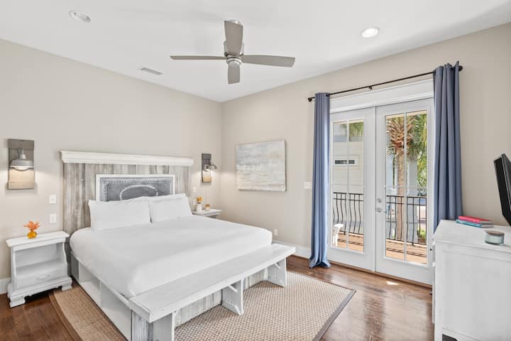 ห้องนอนที่ 3 มีเตียงคิงไซส์ ทีวี และห้องน้ำในตัว (ชั้น 2)