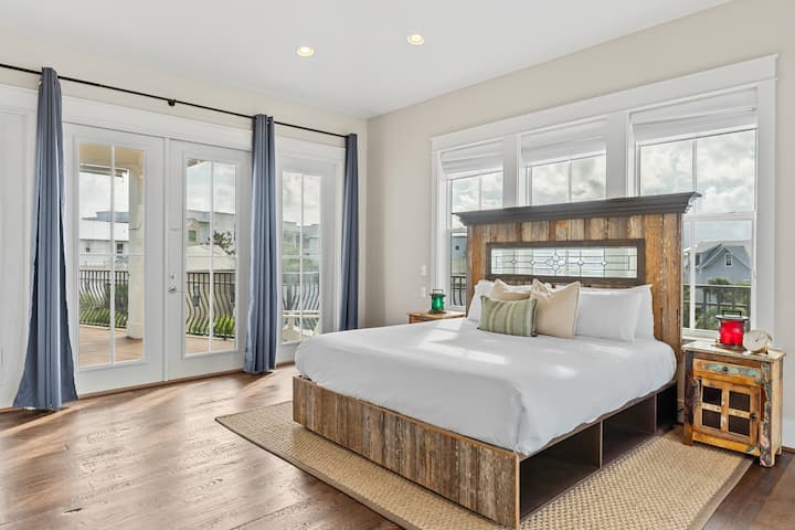 ห้องนอน 6 มีเตียงคิงไซส์ ทีวี และทางไปยังดาดฟ้า (ชั้น 3)