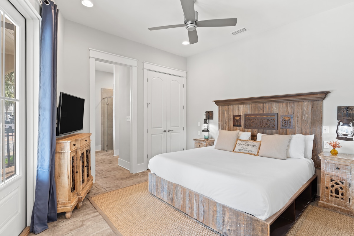 Chumba cha 1 cha kulala kina kitanda aina ya king, televisheni na bafu. (ghorofa ya 1)