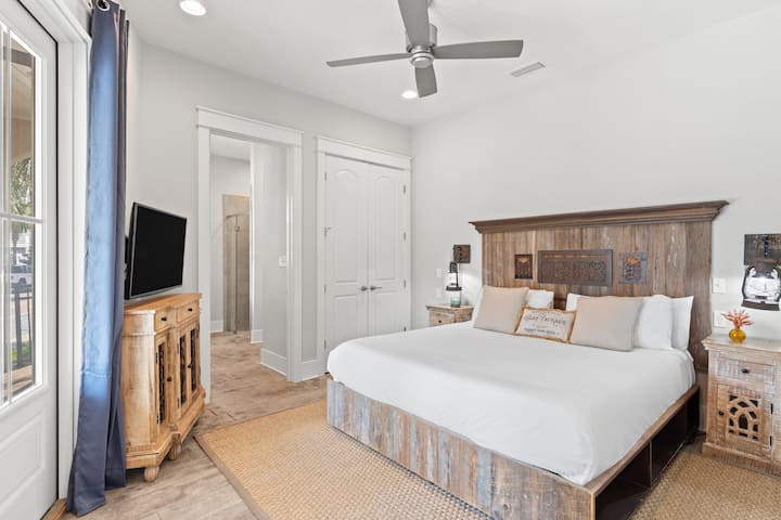 ห้องนอนที่ 1 มีเตียงคิงไซส์ ทีวี และห้องน้ำในตัว (ชั้น 1)