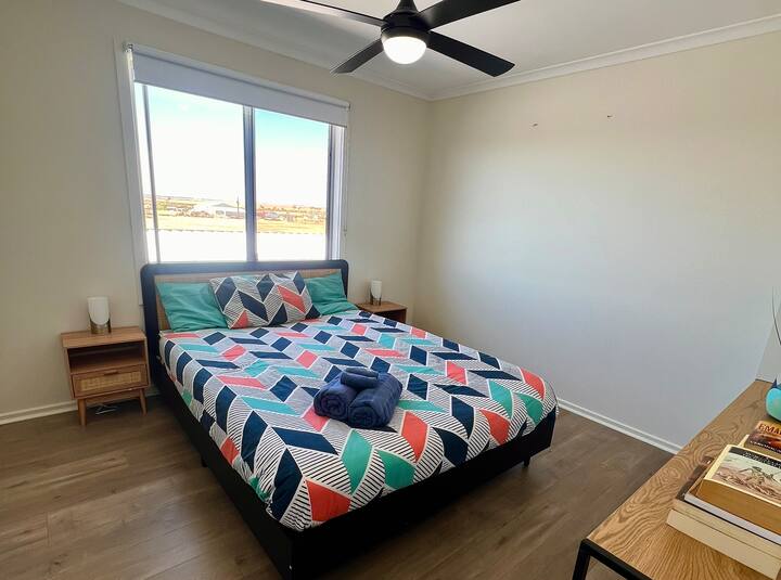 Delená klimatizácia v kľúčových priestoroch a stropné ventilátory vo viacerých spálňach.