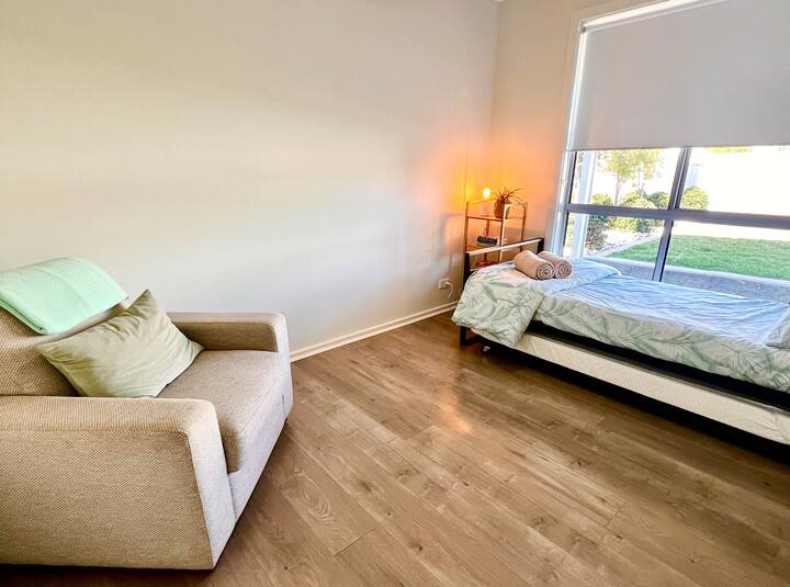 Delená klimatizácia v kľúčových priestoroch a stropné ventilátory vo viacerých spálňach.