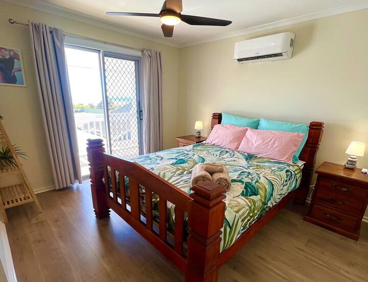 Usporiadanie vhodné pre rodiny s 5 spálňami a rozkladacou pohovkou
Posteľná súprava je vhodná až pre 13 hostí vrátane poschodových postelí a vysúvacej postele.