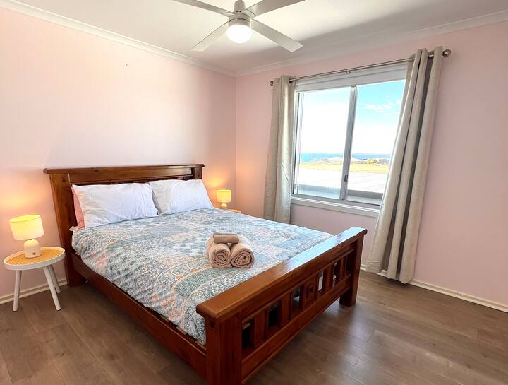 Usporiadanie vhodné pre rodiny s 5 spálňami a rozkladacou pohovkou
Posteľná súprava je vhodná až pre 13 hostí vrátane poschodových postelí a vysúvacej postele.