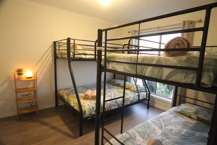 Delená klimatizácia v kľúčových priestoroch a stropné ventilátory vo viacerých spálňach.