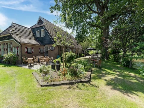Group farm by the water in Giethoorn