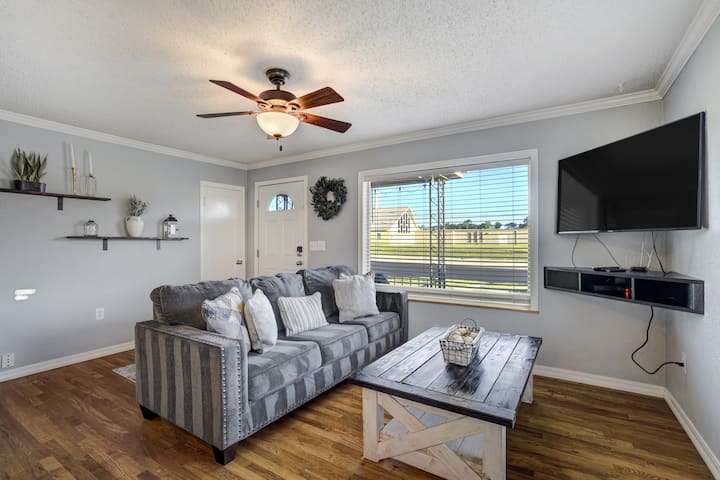 Charming 2br Retreat | Pet Friendly! - Colorado Springs, CO