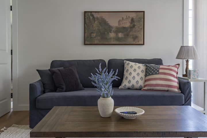 Lakeside Haven: Renovated Sackets Harbor Cottage - Sackets Harbor, NY