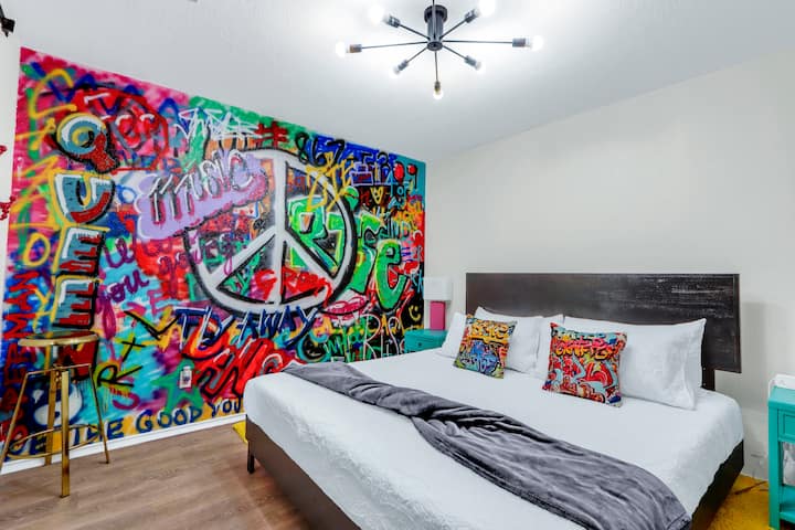 בחדר יש גם מיטת קינג סייז