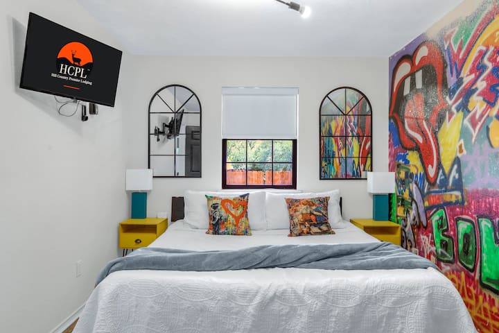 בחדר שינה אחד יש מיטת קינג - סייז.