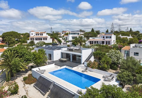 Spacious Villa with Rooftop & Pool