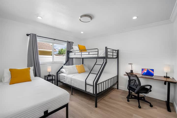 นอนได้สูงสุด 4 คนอย่างสบายใจ ห้องนี้มีเตียงแฝดและเตียงสองชั้นสำหรับเด็กหรือกลุ่มที่สมบูรณ์แบบ