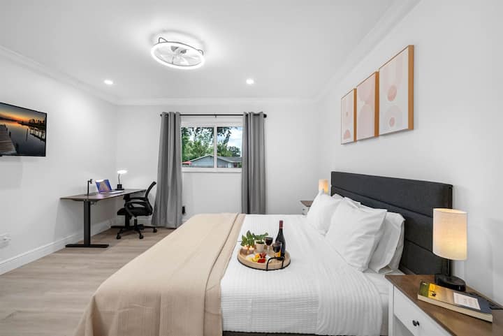 นอนพักผ่อนบนเตียงขนาดคิงไซส์หรูหราในห้องนอนที่เงียบสงบสไตล์โรงแรม มีผ้าปูที่นอนสีขาวสดชื่นและแสงไฟที่อบอุ่น