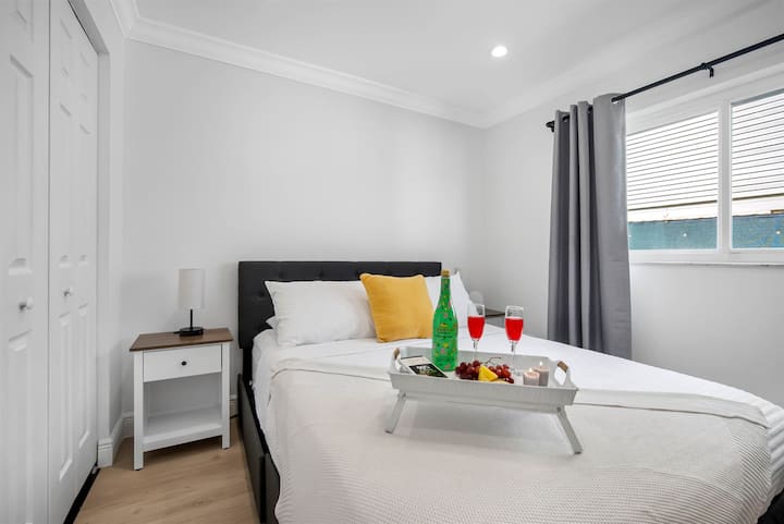 แสงธรรมชาติที่สาดส่องทั่วทั้งที่พักช่วยเน้นความสะอาดและความพิถีพิถัน