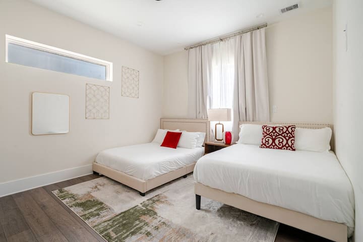 Duplica la comodidad con dos camas acogedoras, ideales para familias o amigos que viajan juntos.