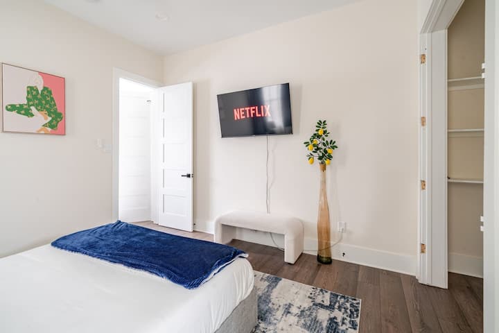 Diseñado pensando en la sencillez y la comodidad, este dormitorio es tu rincón acogedor de la casa.