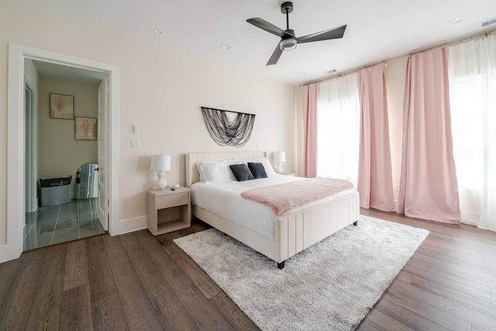 Deslízate hacia la comodidad y despierta renovado en este dormitorio principal bellamente diseñado.