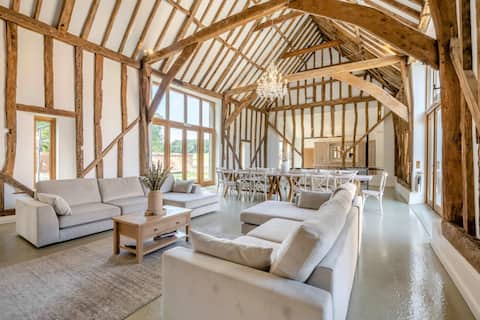 Luxury barn with hot tub & pool table nr southwold