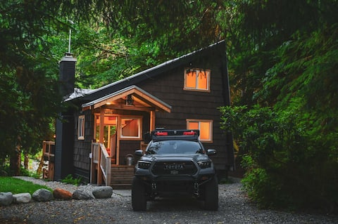 Verlot River Cabin • Hot Tub • Firepit • Fireplace