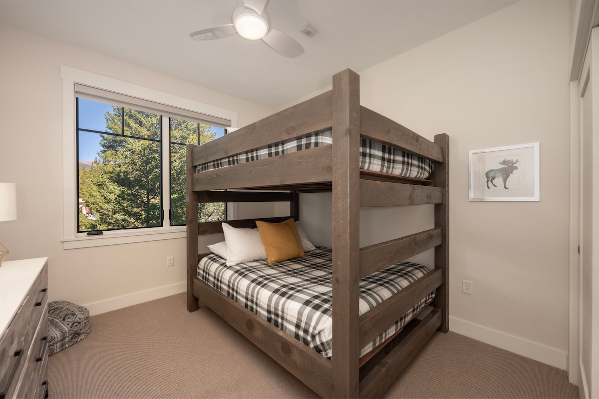 - Chumba cha ghorofa cha kupendeza kilicho na fremu thabiti ya mbao na vitanda viwili vilivyovaa matandiko ya kifahari - Dirisha huleta mwangaza wa asili na mwonekano wa msitu ili kuangaza sehemu hiyo - Mahali pazuri kwa watoto au marafiki kufurahia mitindo ya milima yenye starehe pamoja