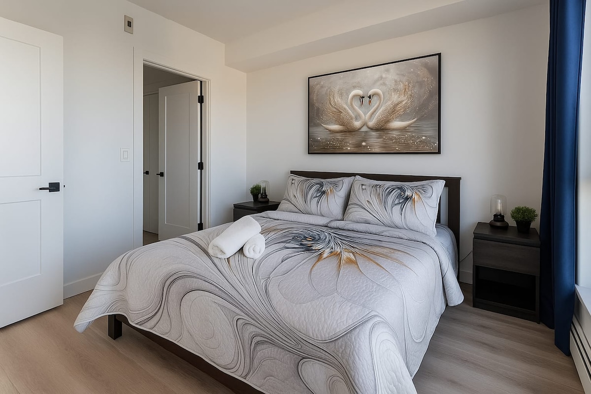 Serene queensize slaapkamer met chique inrichting, groot raam en gezellig comfort