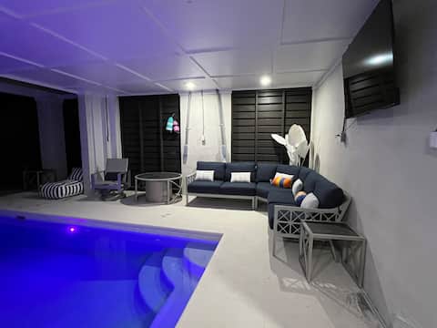 Walk to Beach, 8BR, Heated Pool, Sauna, Elevator
