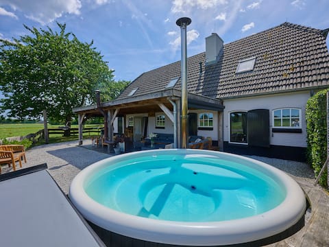 Beautiful wellness villa with sauna and hot tub