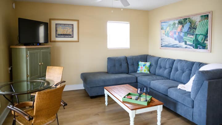 Renovated Retreat King Bed & Beachside Comfort - Atlantic Beach, NC