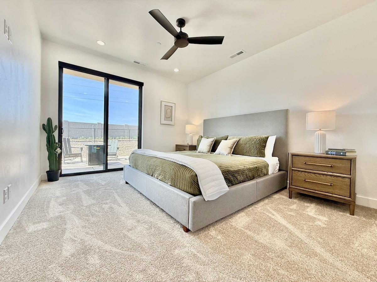 La suite principal en el nivel principal ofrece una cómoda cama tamaño king con un colchón de felpa para una noche de descanso tranquilo. Esta habitación también tiene un baño privado y acceso privado al patio.