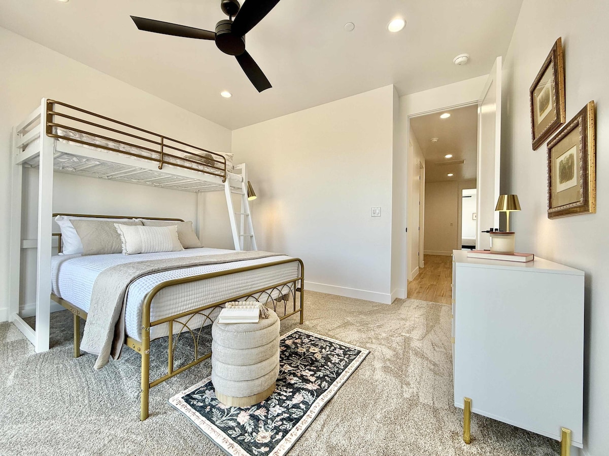 El dormitorio 3 tiene capacidad para 3 personas con su litera doble. Disfruta de cómodos colchones y lujosa ropa de cama, así como acceso al balcón.