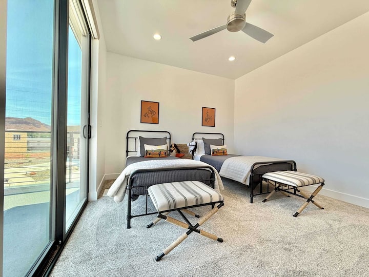 3号卧室设有两张单人床、一个衣柜和阳台