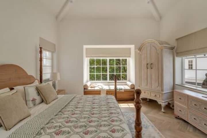 Bedroom 1 image 3