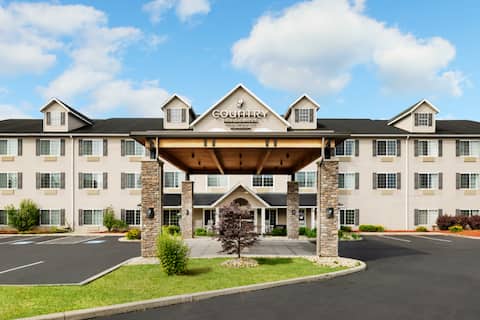 Close to Elmira Airport | Indoor Pool & Breakfast