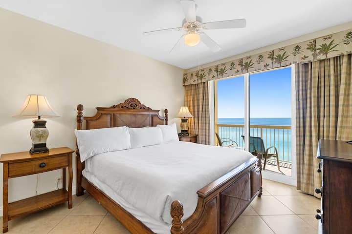 Dormitorio principal frente al golfo con cama king