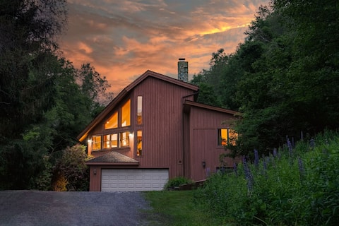 Designer Forest Cabin w/Hot Tub Near CherrySprings