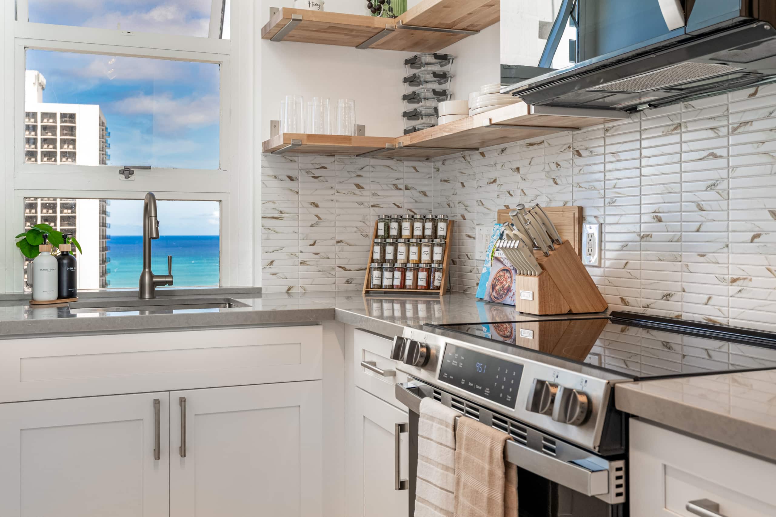 Newly Remodeled, Ocean Views, Free Parking - Image 10